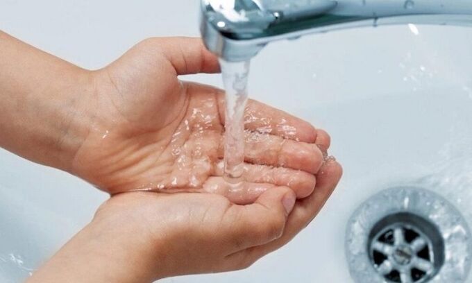 Waschen Sie Ihre Hände, um einen Parasitenbefall zu vermeiden. 